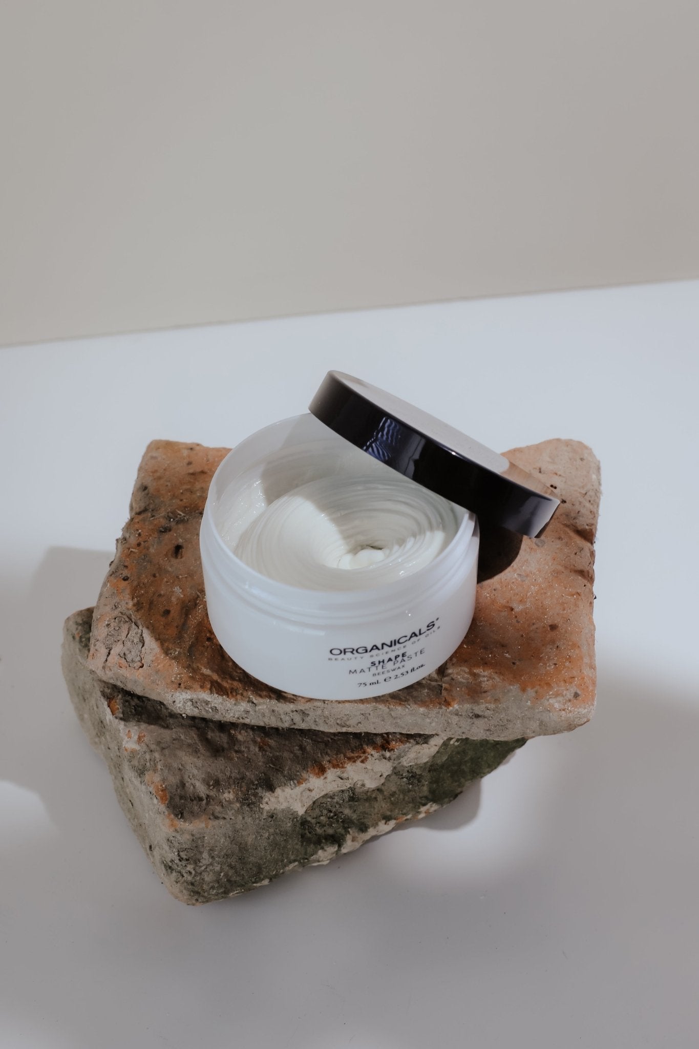 SHAPE Matte Beeswax modelirna pasta za lase ORGANICALS - Šamponi.si